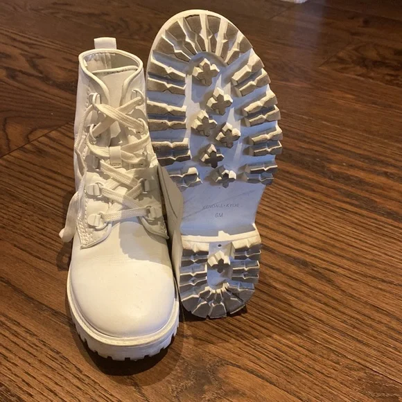 White boots - Picture 5 of 5